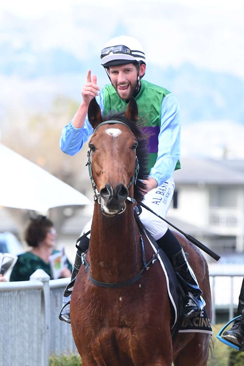 Carnaby's win over the hurdles on 26 May 2021 at Hastings - jockey James Seivwright